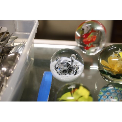 516 - Various glass paperweights