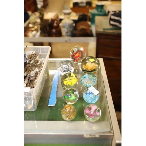 516 - Various glass paperweights