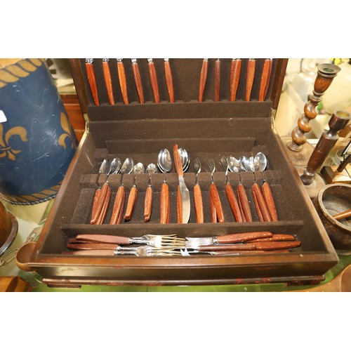 517 - Various wooden items, incl large cutlery box, biscuit barrel, etc