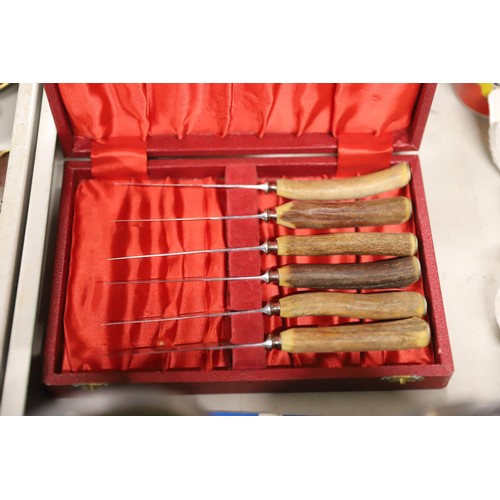 537 - Kitchenalia plus boxed bone handles cutlery