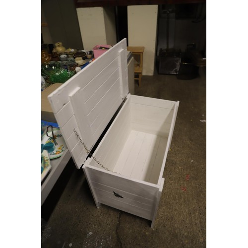 545 - Storage chest box, white with bee design - 31 x 16.5 x20.5