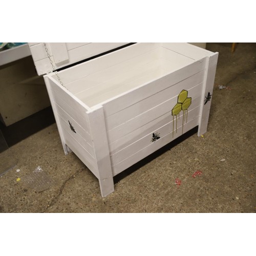 545 - Storage chest box, white with bee design - 31 x 16.5 x20.5