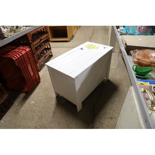 545 - Storage chest box, white with bee design - 31 x 16.5 x20.5