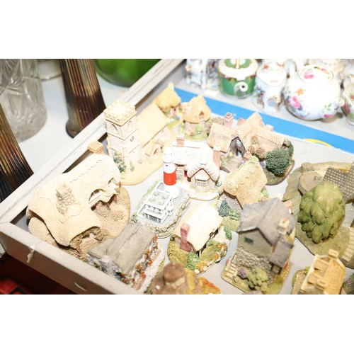 546 - Collection of Lilliput Lane cottages, churches, etc