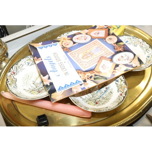 552 - Box of collectables - 1 large copper tray