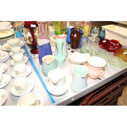 556 - Various vintage jugs, etc