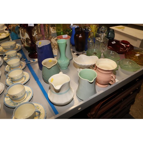 556 - Various vintage jugs, etc