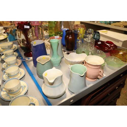 556 - Various vintage jugs, etc