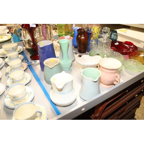 556 - Various vintage jugs, etc