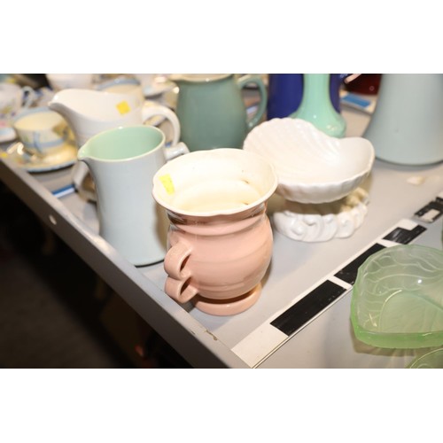 556 - Various vintage jugs, etc