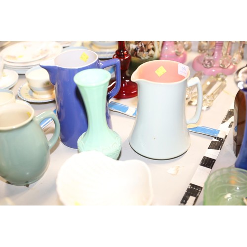 556 - Various vintage jugs, etc