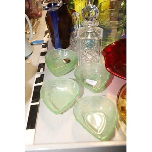 558 - Qty of coloured glassware