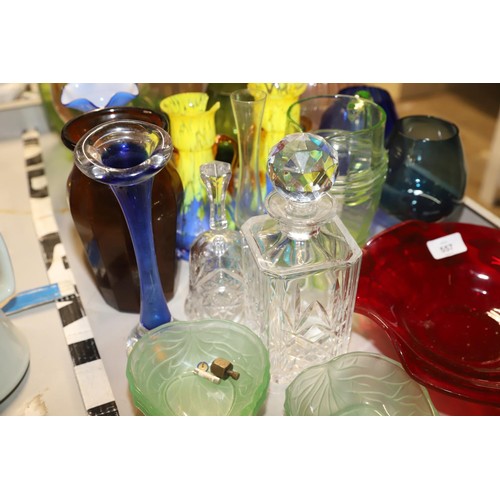 558 - Qty of coloured glassware