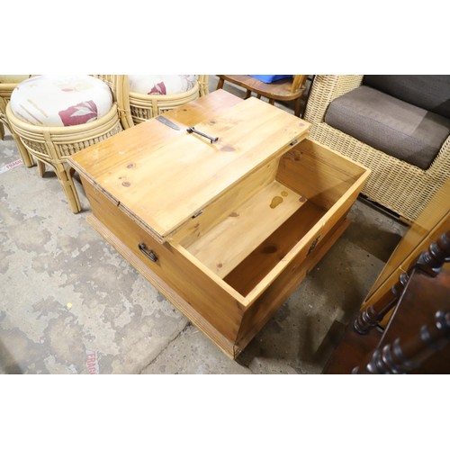 560 - Pine coffee table