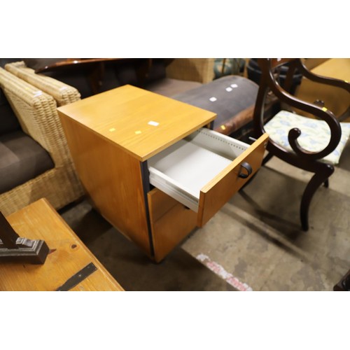 564 - 3 drawer filing cabinet