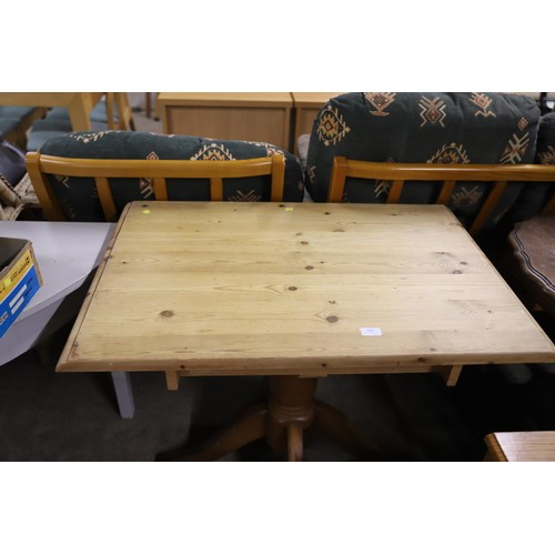 589 - Pedestal pine table