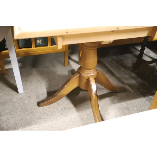 589 - Pedestal pine table