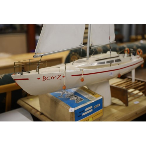 588 - Remote controlled yacht