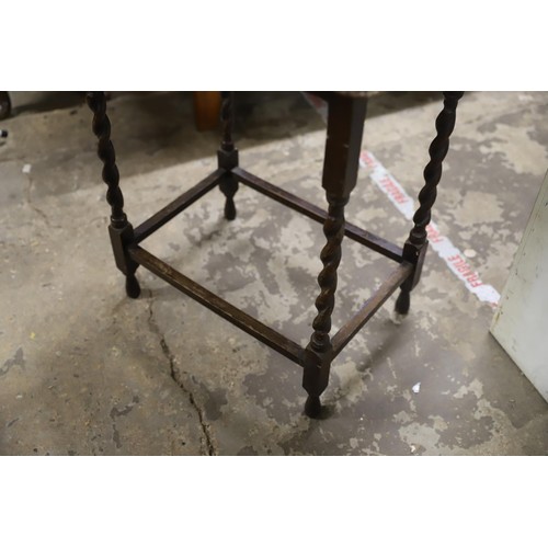 592 - Oak occasional table