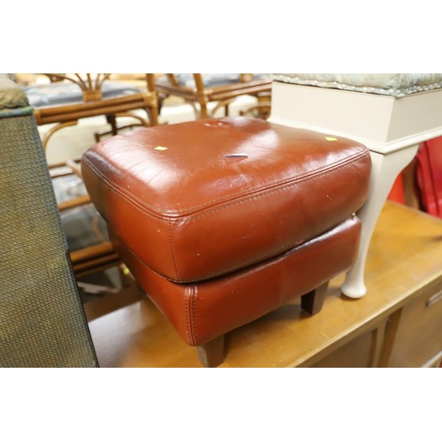 599 - 2 stools (1 leather) & laundry box