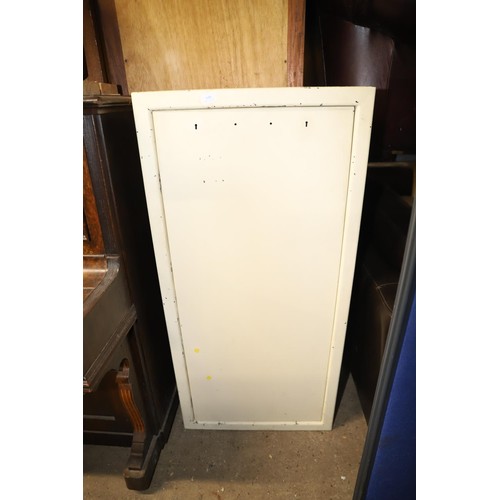 646 - Metal lockable gun cabinet with keys