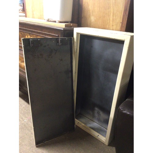 646 - Metal lockable gun cabinet with keys