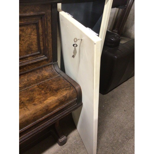 646 - Metal lockable gun cabinet with keys