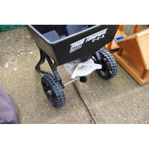 18 - Garden lawn spreader