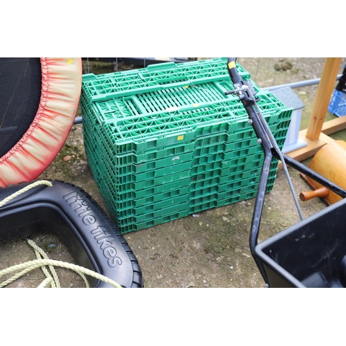 19 - 10 folding green crates