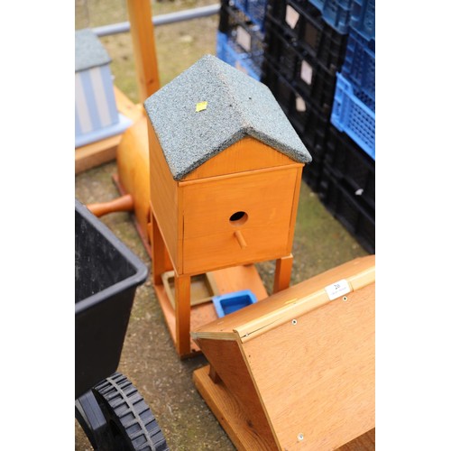 20 - 4 small bird boxes & 1 large bird box on stand