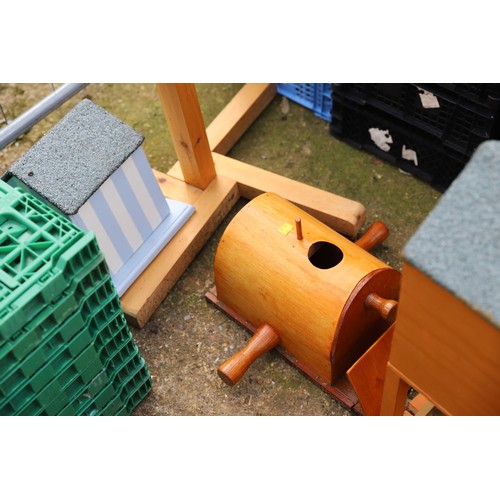 20 - 4 small bird boxes & 1 large bird box on stand