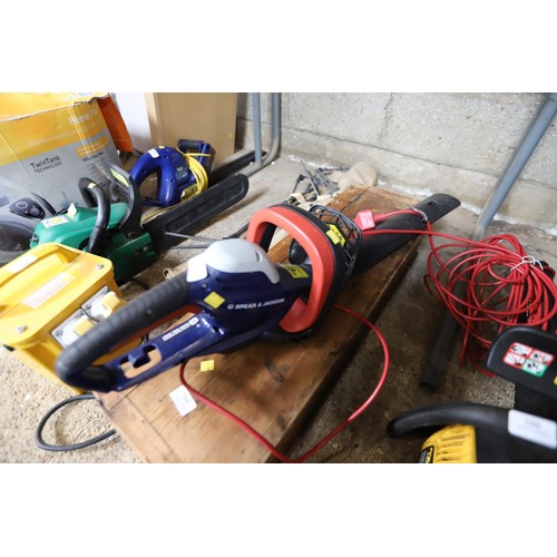 165 - Spear & Jackson 450w electric hedge trimmer - warranted until 12 noon Tuesday following the above sa... 