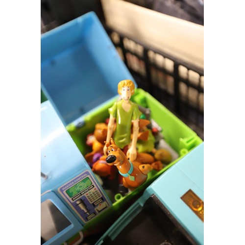 259 - Selection of Scooby-Doo figures & vans