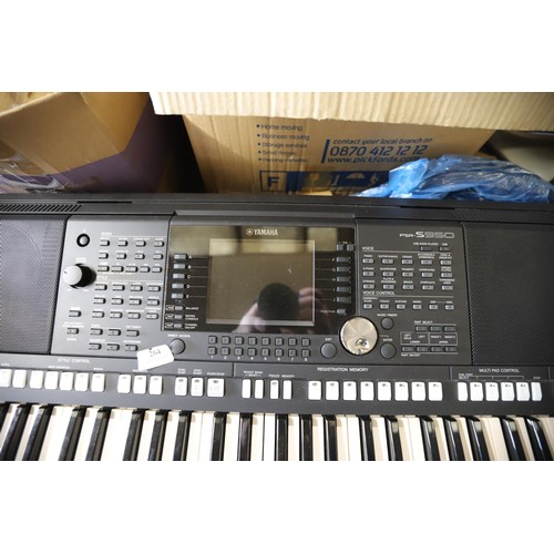 264 - Yamaha PSR-S950 digital keyboard with cables - warranted until 12 noon Tuesday following the above s... 