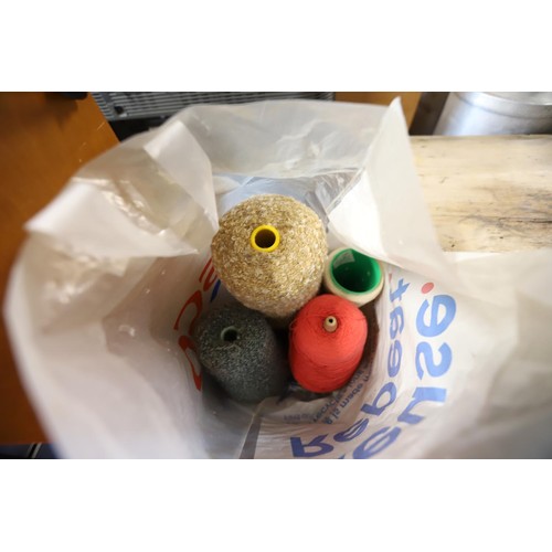 267 - 5 reels of wool in bag