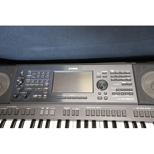 271 - Yamaha PSR - SX900 keyboard with cables - warranted until 12 noon Tuesday following the above sale