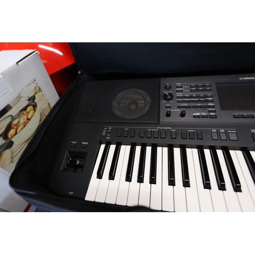 271 - Yamaha PSR - SX900 keyboard with cables - warranted until 12 noon Tuesday following the above sale