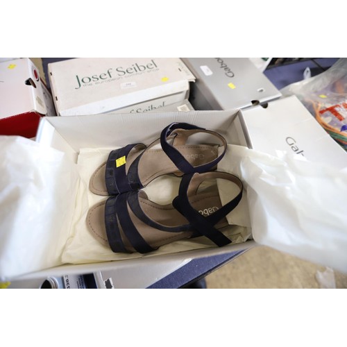 296 - Gabor size 6 earl navy suede sandals