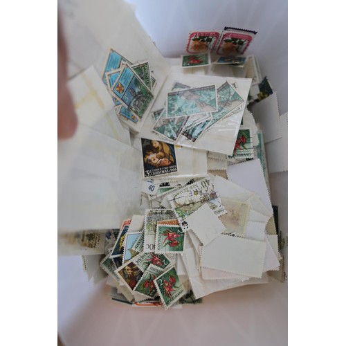 390 - Stamps, New Zealand 600+ unsorted