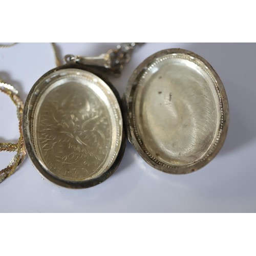 421 - Silver chain (3.4gms) & large white metal locket & chain