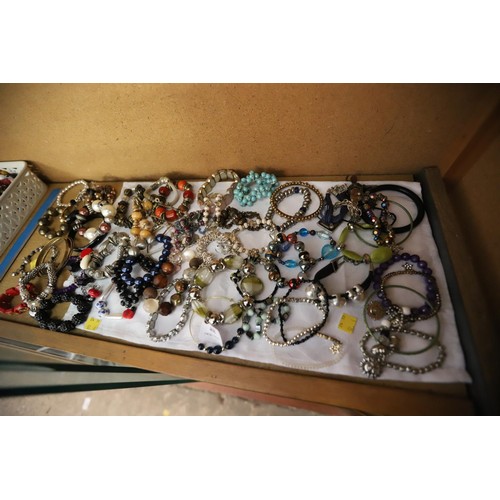 468 - Large variety of bracelets