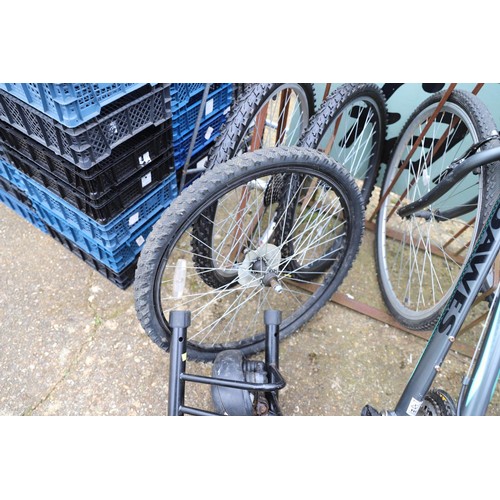 23 - 3 x bike wheels/bike stand/seat