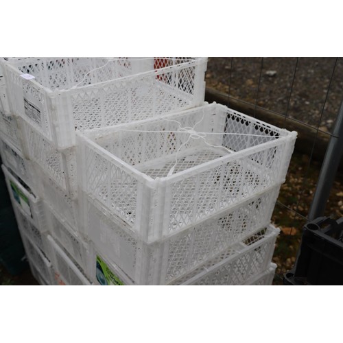 29 - 20 x white stacking crates