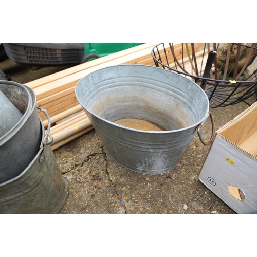 88 - Galvanised watering can & bath