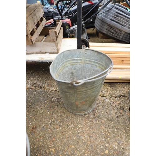 89 - Galvanised watering can & 2 buckets