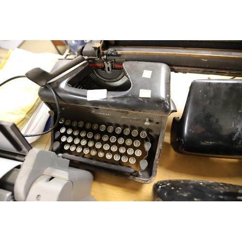 129 - Everest vintage typewriter made in Italy