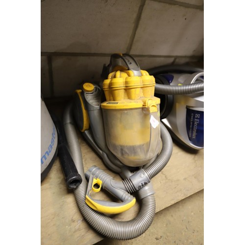 180 - Dyson vacuum cleaner (no attachments) - warranted until 12 noon Tuesday following the above sale