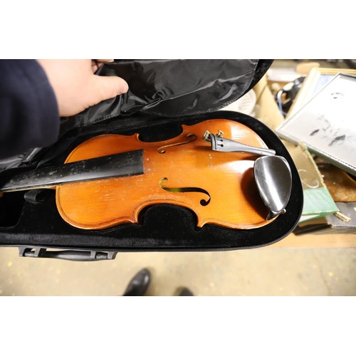 263 - Violin in case with bow, a/f