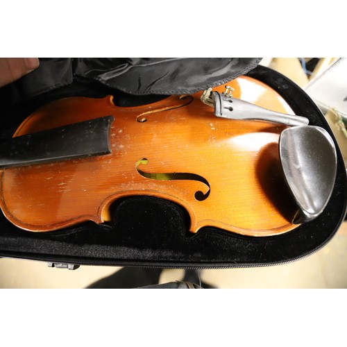 263 - Violin in case with bow, a/f