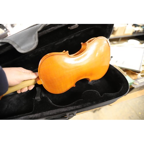 263 - Violin in case with bow, a/f